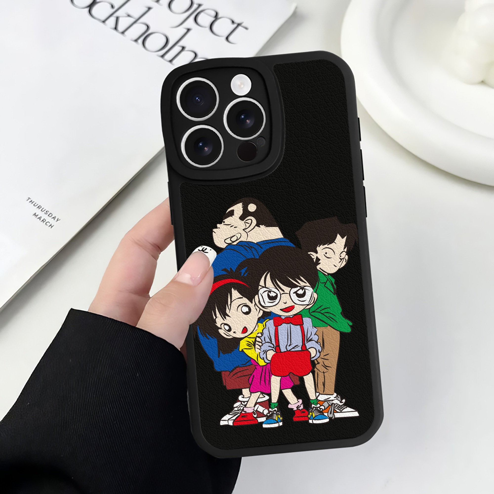 （画像用） 名探偵コナン Detective Conan 【iPhone 16シリーズ対応】シリコンスマホケース（レザー調） 材質：シリコン